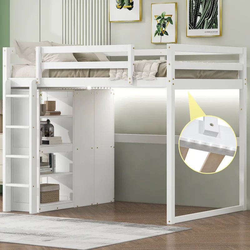 Letto a soppalco matrimoniale in legno bianco con armadio e mensole integrati, luce LED